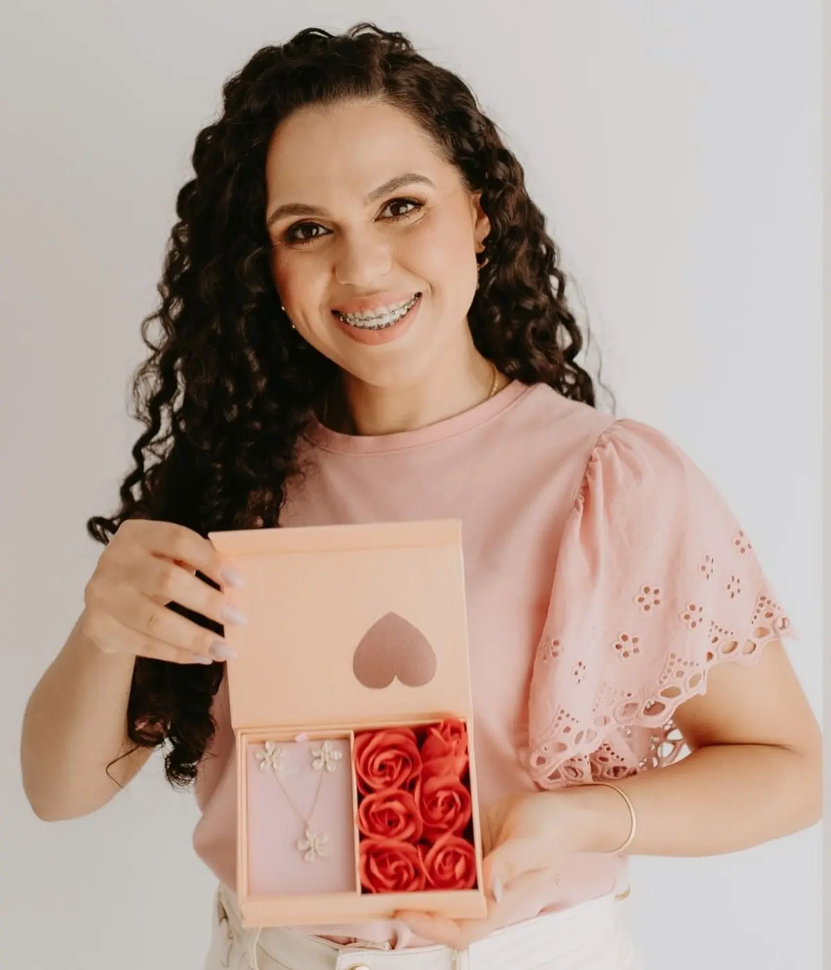Dona da loja Beleza Pura com produtos e presentes